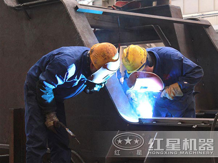 車間生產(chǎn)加工移動(dòng)破碎機(jī)，每一臺(tái)設(shè)備都是匠心打造