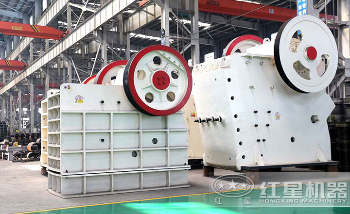 顎式破碎機(jī)實(shí)拍圖，型號(hào)多樣，價(jià)格在10-80萬之間
